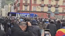 Il pullman dell’Inter è arrivato al Maradona: i fischi assordanti dei tifosi azzurri
