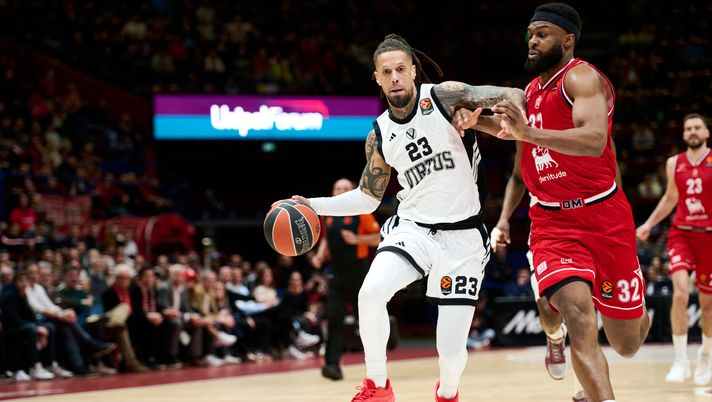 MILAN, ITALY - MARCH 26: Daniel Hackett, #23 of Virtus Bologna in action during the EuroLeague Regular Season Round 34 match between EA7 Emporio Armani Milan and Virtus Bologna at Unipol Forum on March 26, 2026 in Milan, Italy. (Photo by Luca Sgamellotti/ Euroleague Basketball) Eurolega, Virtus Bologna-Paris: lo streaming gratuito della gara - immagine 1