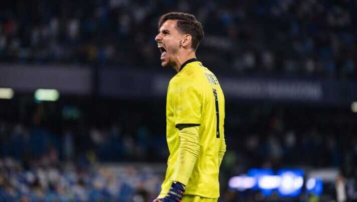 Diego Armando Maradona Stadium, Napoli, ITALY - AUG 10 2024: SSC Napoli player Alex Meret celebrating during the Coppa Italia Frecciarossa match between SSC Napoli and Modena FC at Diego Armando Maradona Stadium on August 10, 2024 in Napoli, Italy. (Photo by SSC Napoli/Getty Images) Napoli, le pagelle Gazzetta: Meret è il migliore, 6 per Kvara, flop Lobotka e c’è un 4 - immagine 1