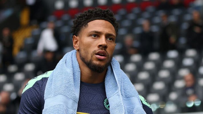 UDINE, ITALY - NOVEMBER 01: Maduka Okoye of Udinese enters the stadium for the warm up ahead of the Serie A match between Udinese Calcio and Atalanta BC at Stadio Friuli on November 01, 2025 in Udine, Italy. (Photo by Timothy Rogers/Getty Images) NEWS – Allarme Okoye! Lautaro, Mkhitaryan, Calhanoglu, Zaccagni, Wesley, Soulé, Dodo, David… - immagine 1