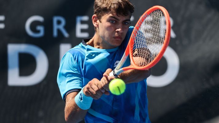 BENDIGO, AUSTRALIA - JANUARY 03: Flavio Cobolli of Italy hits a backhand during his men's singles round of 64 match against Aaron Addison of Australia on day two of the 2022 Bendigo International at Fosterville Gold Tennis Centre on January 03, 2022 in Bendigo, Australia. (Photo by Martin Keep/Getty Images) Cobolli: “Quanto successo a Bove mi ha scosso”. Poi il paragone Wimbledon-Roma - immagine 1