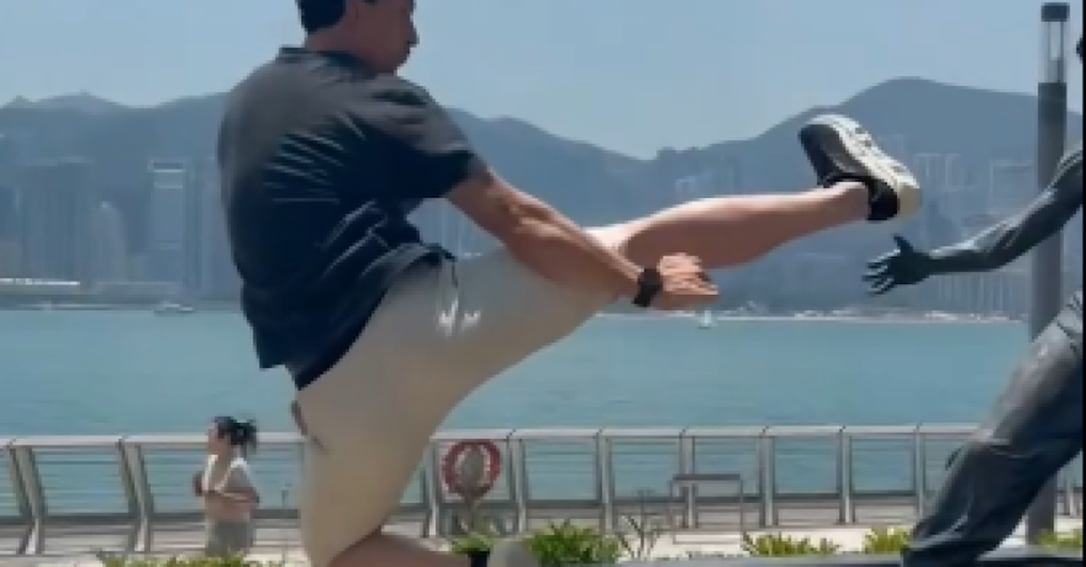 Milan, Ibrahimovic come Bruce Lee: l’acrobazia diventa virale | VIDEO Milan, Ibrahimovic come Bruce Lee: l’acrobazia diventa virale | VIDEO