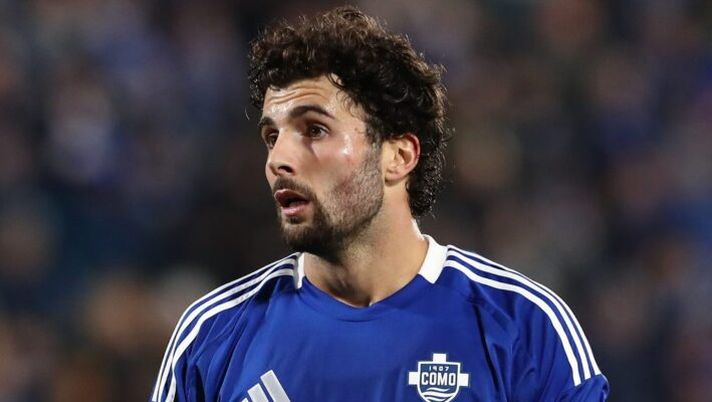 COMO, ITALY - NOVEMBER 24: Patrick Cutrone of Como 1907 looks on during the Serie A match between Como 1907 and ACF Fiorentina at Stadio G. Sinigaglia on November 24, 2024 in Como, Italy. (Photo by Marco Luzzani/Getty Images) Como, da Douvikas e Cutrone a Strefezza, Paz e Butez: le prove di formazione di oggi - immagine 1