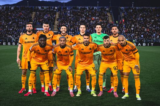 COMO, ITALY - MARCH 15: AS Roma line-up during the Serie A match between Como 1907 and AS Roma at Giuseppe Sinigaglia Stadium on March 15, 2026 in Como, Italy. (Photo by Fabio Rossi/AS Roma via Getty Images)
