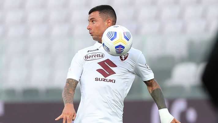 FLORENCE, ITALY - SEPTEMBER 19: Armando Izzo of Torino FC in action during the Serie A match between ACF Fiorentina and Torino FC at Stadio Artemio Franchi on September 19, 2020 in Florence, Italy. (Photo by Gabriele Maltinti/Getty Images) Tuttosport: “Izzo-Vecino, scambio a gennaio con plusvalenza” - immagine 1