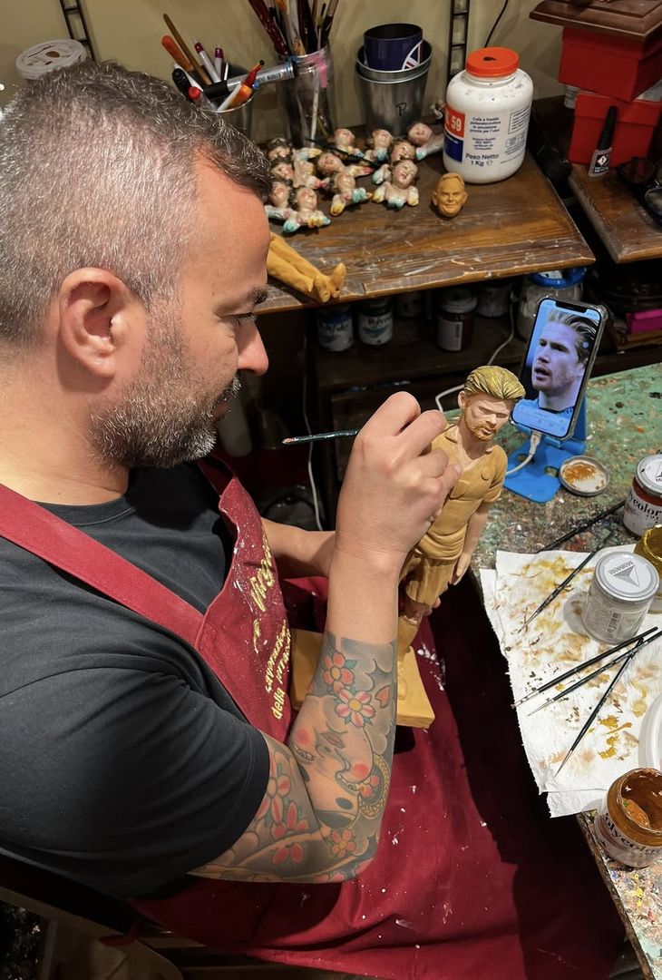 È già De Bruyne mania, arriva la statuina a San Gregorio Armeno – LA FOTOGALLERY - immagine 3