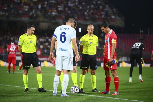 Matteo Pessina dell'AC Monza e Stefan De Vrij dell'FC Internazionale prima dell'amichevole pre-campionato tra l'AC Monza e l'FC Internazionale allo stadio U-Power il 12 agosto 2025 a Monza, Italia. (Foto di Mattia Pistoia - Inter/Inter tramite Getty Images) Monza Inter