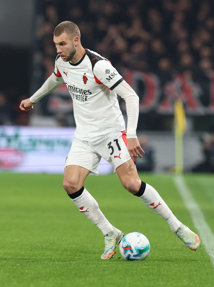 BERGAMO, ITALY - OCTOBER 28:  Strahinja Pavlovic of AC Milan in action durin the Serie A match between Atalanta BC and AC Milan at Gewiss Stadium on October 28, 2025 in Bergamo, Italy. (Photo by Claudio Villa/AC Milan via Getty Images)  Atalanta-Milan 1-1, le pagelle: Tomori-horror, Maignan unica sufficienza- immagine 5