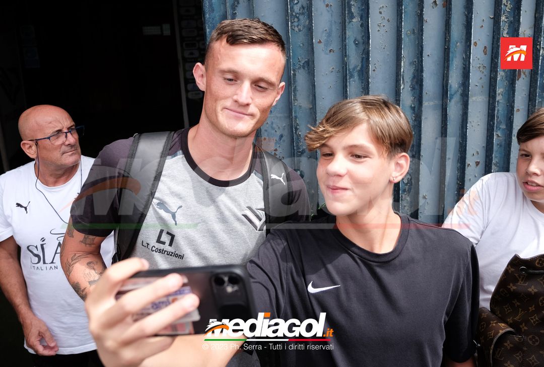 FOTO PALERMO, Liam Henderson: selfie e autografi con i tifosi del Palermo (Gallery) - immagine 3