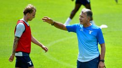 Lazio, al termine dell’allenamento fitto colloquio Baroni-Rovella