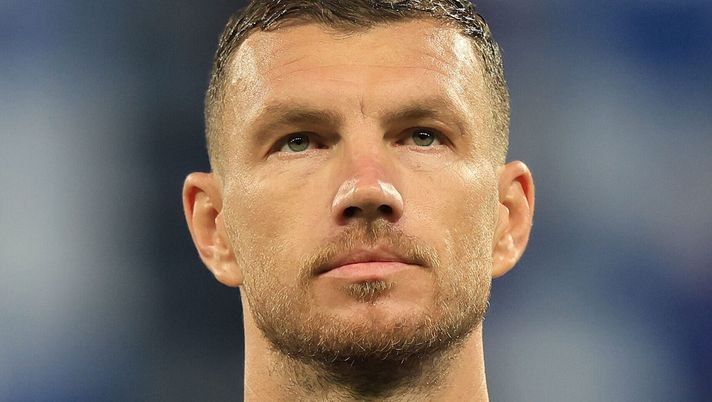 FOTO – Dzeko già arrivato in Bosnia per il ritiro, con un volo Ryanair - immagine 1