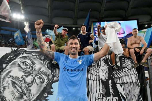 ROME, ITALY - AUGUST 14: Alessio Romagnoli of SS Lazio celebrate for the victory after the Serie A match between SS Lazio and Bologna FC at Stadio Olimpico on August 14, 2022 in Rome, Italy. (Photo by Marco Rosi - SS Lazio/Getty Images) Ischiboni (LazioPress): “Juric ha ragione, l’organico della Lazio è migliorato”- immagine 3
