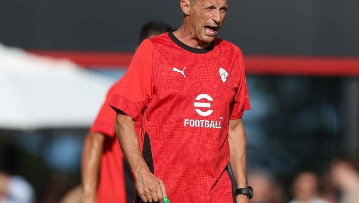 Massimiliano Allegri (allenatore AC Milan), qui durante una seduta di allenamento dei rossoneri a Milanello | Milan News (Getty Images) Milan guai e problemi dalle nazionali: Rabiot, Leao e non solo. Tanti dubbi per Allegri