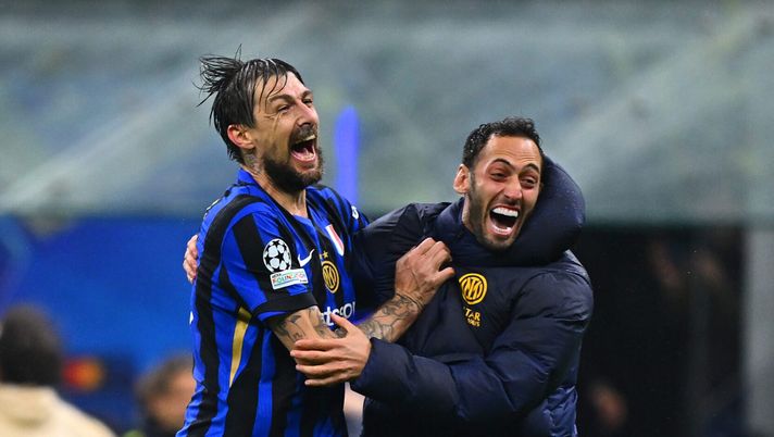 MILAN, ITALY - MAY 06: Hakan Calhanoglu and Francesco Acerbi of FC Internazionale celebrates the win at the end of the UEFA Champions League 2024/25 Semi Final First Leg match between FC Internazionale Milano and FC Barcelona at Giuseppe Meazza Stadium on May 06, 2025 in Milan, Italy. (Photo by Mattia Pistoia - Inter/Inter via Getty Images) Corsera: “Inter può sacrificare Calhanoglu: la cifra! Svolta Acerbi: può lasciare pagando…” - immagine 1