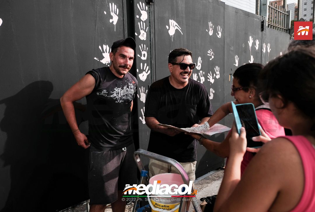 FOTO Palermo, le impronte rosa sul murales del ‘Renzo Barbera’ (Gallery) - immagine 42