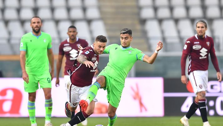 TURIN, ITALY - NOVEMBER 01: Karol Linetty (L) of Torino FC competes with Andreas Hugo Pereira of SS Lazio during the Serie A match between Torino FC and SS Lazio at Stadio Olimpico di Torino on November 1, 2020 in Turin, Italy. (Photo by Valerio Pennicino/Getty Images) Torino-Lazio 3-4, Linetty: “Concentrazione persa, ed è la seconda volta di fila” - immagine 1
