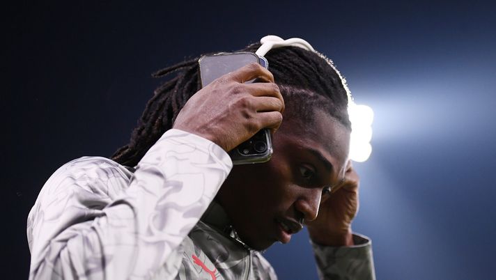PARMA, ITALY - NOVEMBER 08: Rafael Leao of AC Milan arrives prior to the Serie A match between Parma Calcio 1913 and AC Milan at Stadio Ennio Tardini on November 08, 2025 in Parma, Italy. (Photo by Alessandro Sabattini/Getty Images) parma-milan-tardini-serie-a-decima-giornata-diretta-live-dazn-sky-risultato-gol-probabili-formazioni-ufficiali-interviste-dichiarazioni-news