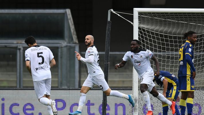 VERONA, ITALY - MAY 01: Riccardo Saponara of Spezia Calcio celebrates after scoring their side's first goal during the Serie A match between Hellas Verona FC and Spezia Calcio at Stadio Marcantonio Bentegodi on May 01, 2021 in Verona, Italy. Sporting stadiums around Italy remain under strict restrictions due to the Coronavirus Pandemic as Government social distancing laws prohibit fans inside venues resulting in games being played behind closed doors. (Photo by Alessandro Sabattini/Getty Images) Serie A, Verona-Spezia 1-1: Saponara nel finale agguanta il pareggio - immagine 1