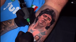Maradona sarà sempre il re di Napoli: il bellissimo tatuaggio di un tifoso azzurro