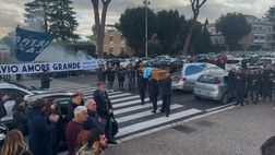 Lazio, l’ultimo saluto dei tifosi a Francesco: striscioni e applausi – VIDEO