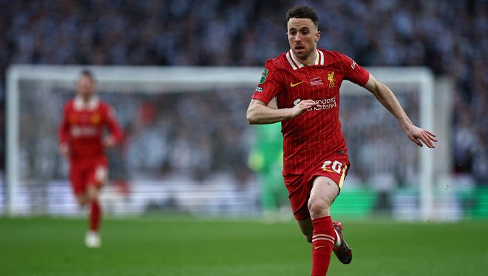 Liverpool's Portuguese striker #20 Diogo Jota runs with the ball during the English League Cup final football match between Liverpool and Newcastle United at Wembley Stadium, north-west London on March 16, 2025. (Photo by HENRY NICHOLLS / AFP) / RESTRICTED TO EDITORIAL USE. No use with unauthorized audio, video, data, fixture lists, club/league logos or 'live' services. Online in-match use limited to 120 images. An additional 40 images may be used in extra time. No video emulation. Social media in-match use limited to 120 images. An additional 40 images may be used in extra time. No use in betting publications, games or single club/league/player publications. / (Photo by HENRY NICHOLLS/AFP via Getty Images) Anche la Fiorentina piange Diogo Jota: “Ci uniamo al cordoglio” - immagine 1