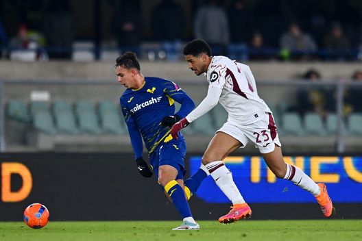VERONA, ITALY - JANUARY 04: Giovane of Hellas Verona runs with the ball whilst under pressure from Saul Coco of Torino during the Serie A match between Hellas Verona FC and Torino FC at Stadio Marcantonio Bentegodi on January 04, 2026 in Verona, Italy. (Photo by Alessandro Sabattini/Getty Images)