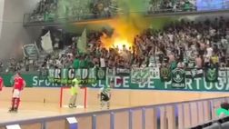 Derby di Lisbona, gli ultras dello Sporting ad una partita… di hockey