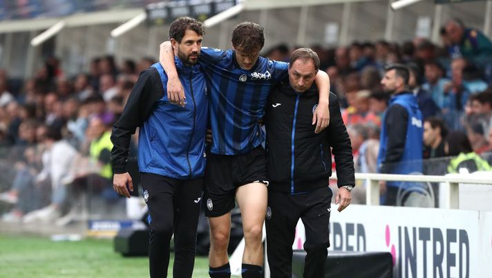 BERGAMO, ITALY - JUNE 02: Giorgio Scalvini of Atalanta BC walk off with an injury during the Serie A TIM match between Atalanta BC and ACF Fiorentina at Gewiss Stadium on June 02, 2024 in Bergamo, Italy. (Photo by Marco Luzzani/Getty Images) Scalvini, la diagnosi è terribile: rottura del crociato e niente Europeo con l’Italia - immagine 1