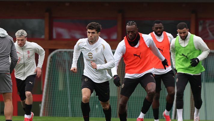 CAIRATE, ITALY - JANUARY 31: Christian Pulisic of AC Milan in action during AC Milan training session at Milanello on January 31, 2025 in Cairate, Italy. (Photo by Claudio Villa/AC Milan via Getty Images) La Società occhi negli occhi con i giocatori: il derby è cominciato in spogliatoio - immagine 1