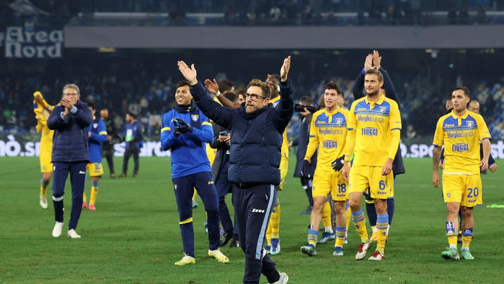 NAPLES, ITALY - DECEMBER 19: Eusebio Di Francesco, Head Coach of Frosinone Calcio, shows appreciation to the fans at full-time following their team's victory in the Coppa Italia - Round of 16 match between SSC Napoli and Frosinone Calcio at Stadio Diego Armando Maradona on December 19, 2023 in Naples, Italy. (Photo by Francesco Pecoraro/Getty Images) napoli frosinone