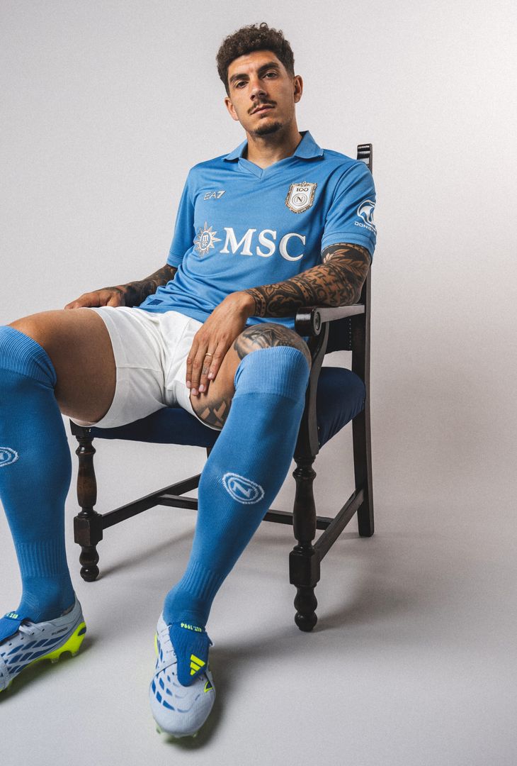 Il Napoli presenta la nuova maglia: svelata la divisa del Centenario!