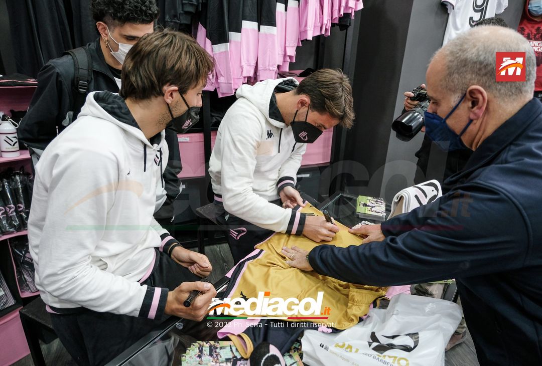 FOTO Palermo: Brunori e Soleri incontrano i tifosi allo Store Ufficiale. La gallery - immagine 50