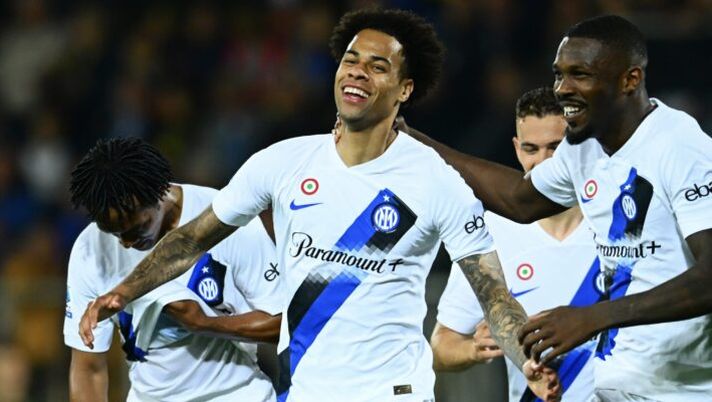 FROSINONE, ITALY - MAY 10: Tajon Buchanan of FC Internazionale celebrates with Marcus Thuram after scoring the goal during the Serie A TIM match between Frosinone Calcio and FC Internazionale at Stadio Benito Stirpe on May 10, 2024 in Frosinone, Italy. (Photo by Mattia Pistoia - Inter/Inter via Getty Images) Buchanan: “L’anno prossimo dimostrerò cosa posso fare! Inzaghi non parla molto inglese…” - immagine 1