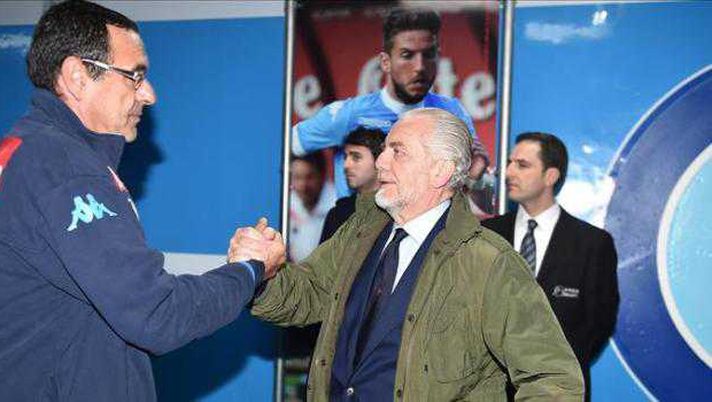 Sarri verso il ritorno al Napoli: stretta di mano con De Laurentiis – Sky Sarri verso il ritorno al Napoli: stretta di mano con De Laurentiis – Sky - immagine 1