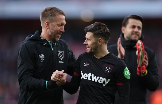 Graham Potter, allenatore del West Ham, con Aaron Cresswell (Photo by Warren Little/Getty Images) Cadono le accuse contro Lucas Paqueta, a breve l’annuncio della FA sull’assoluzione- immagine 3