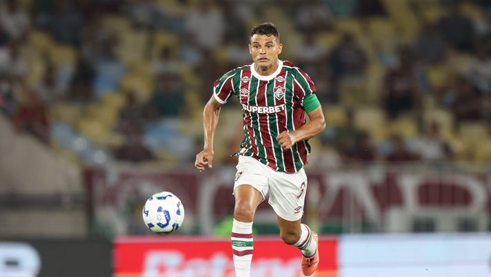 RIO DE JANEIRO, BRAZIL - OCTOBER 29: Thiago Silva of Fluminense runs with the ball during the match between Fluminense and Ceara as part of Brasileirao 2025 at Maracana Stadium on October 29, 2025 in Rio de Janeiro, Brazil. (Photo by Lucas Figueiredo/Getty Images) Streaming Fluminense-Mirassol: Diretta TV, live gratis e probabili formazioni - immagine 1