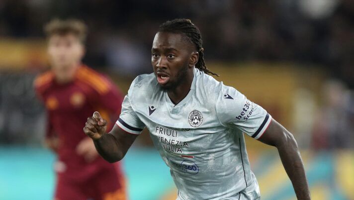 ROME, ITALY - NOVEMBER 09: Jordan Zemura of Udinese runs with the ball during the Serie A match between AS Roma and Udinese Calcio at Stadio Olimpico on November 09, 2025 in Rome, Italy. (Photo by Paolo Bruno/Getty Images) Udinese, cosa filtra sull’infortunio di Zemura e le ultime sul possibile rientro di Kamara - immagine 1