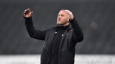 DERBY, ENGLAND - NOVEMBER 28: Wayne Rooney ,Co-Interim Managers of Derby County reacts during the Sky Bet Championship match between Derby County and Wycombe Wanderers at Pride Park Stadium on November 28, 2020 in Derby, England. Sporting stadiums around the UK remain under strict restrictions due to the Coronavirus Pandemic as Government social distancing laws prohibit fans inside venues resulting in games being played behind closed doors. (Photo by Nathan Stirk/Getty Images) Una disputa che va oltre il campo di calcio