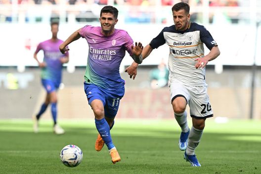 MILAN, ITALY - APRIL 06: Christian Pulisic of AC Milan competes for the ball with Ylber Ramadani of US Lecce during the Serie A TIM match between AC Milan and US Lecce - Serie A TIM at Stadio Giuseppe Meazza on April 06, 2024 in Milan, Italy. (Photo by Claudio Villa/AC Milan via Getty Images) milan-lecce-precedenti-statistiche-curiosita-allegri-di-francesco-leao-falcone-pulisic-san-siro