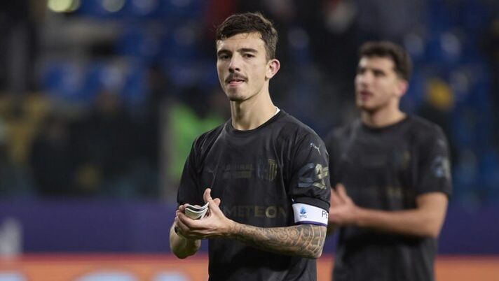 PARMA, ITALY - DECEMBER 15: Enrico Delprato of Parma Calcio reacts during the Serie A match between Parma and Verona at Stadio Ennio Tardini on December 15, 2024 in Parma, Italy. (Photo by Emmanuele Ciancaglini/Getty Images) Parma, ecco le condizioni di Delprato dopo gli accertamenti in ospedale - immagine 1