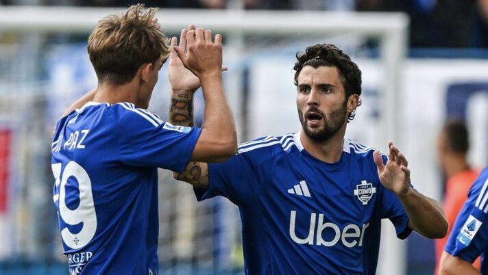 COMO, ITALY - SEPTEMBER 14: Patrick Cutrone of Como 1907 celebrates goal with teammates Nico Paz of Como 1907 (L) and Sergi Roberto of Como 1907 during the Serie A match between Como and Bologna at Stadio G. Sinigaglia on September 14, 2024 in Como, Italy. (Photo by Chris Ricco/Getty Images) Cutrone: “Sono tornato felice, è solo l’inizio. Nico Paz talento incredibile, dobbiamo aiutarlo” - immagine 1