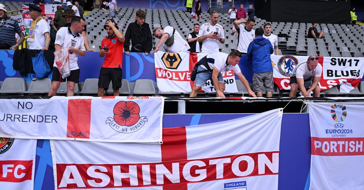 Dramma in Inghilterra: tifoso muore per un malore sugli spalti, partita rinviata