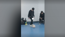 VIDEO / Il record del mondo di palleggi a piedi alternati in un minuto