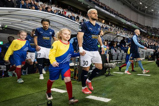 STOCCOLMA, SVEZIA - 13 MARZO: Vlad Dragomir del Pafos entra in campo prima della partita di ritorno degli ottavi di finale della UEFA Conference League 2024/25 tra Djurgarden e Pafos FC alla Stockholm Arena, il 13 marzo 2025 a Stoccolma, Svezia. (Foto di Michael Campanella/Getty Images) Pafos Giaretta
