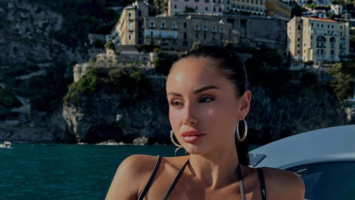 Astrid, fisico stratosferico. Décolleté super per lady Karsdorp: forme super sexy - immagine 1