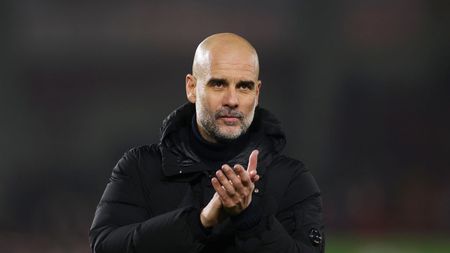 Pep Guardiola applaude i propri tifosi