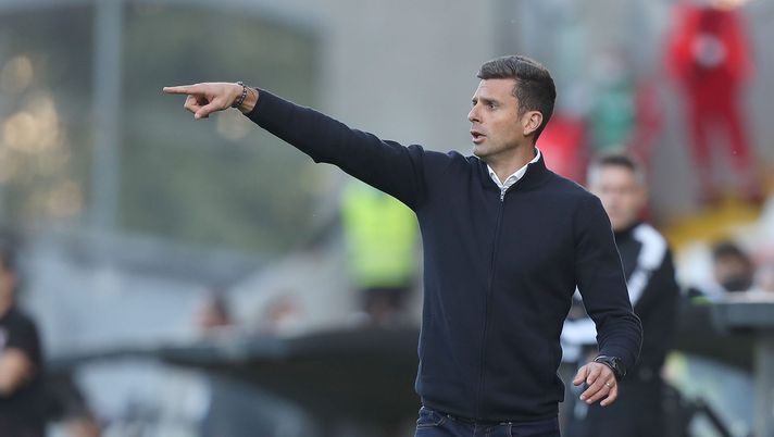 LA SPEZIA, ITALY - NOVEMBER 06: Thiago Motta manager of Spezia Calcio gestures during the Serie A match between Spezia Calcio v Torino FC at Stadio Alberto Picco on November 6, 2021 in La Spezia, Italy. (Photo by Gabriele Maltinti/Getty Images) Motta pre Torino-Spezia: “Difficile mettere in difficoltà uno come Bremer” - immagine 1