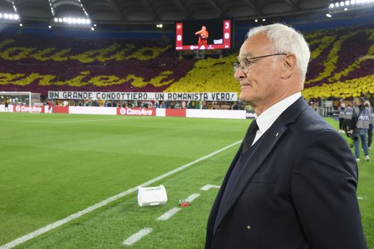 L'allenatore della AS Roma, Claudio Ranieri, durante la partita di Serie A tra AS Roma e AC Milan allo Stadio Olimpico il 18 maggio 2025. (Foto di Luciano Rossi/AS Roma via Getty Images) Roma e Lazio nel caos, situazione economica critica: tutti gli aggiornamenti- immagine 5