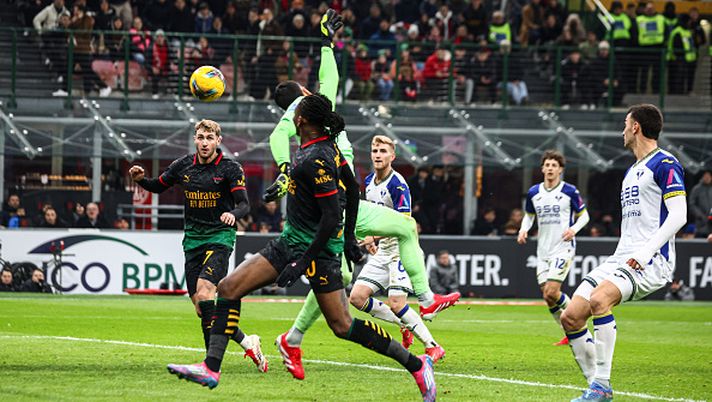 MILAN, ITALY - FEBRUARY 15: Rafael Leao of AC Milan chips the ball over goalkeeper Lorenzo Montipò of Verona for Santiago Gimenez of AC Milan to score the opening goal during the Serie A match between AC Milan and Verona at Stadio Giuseppe Meazza on February 15, 2025 in Milan, Italy. (Photo by Giuseppe Cottini/AC Milan via Getty Images) The Devil Inside – Il Cammino di Santiago - immagine 1