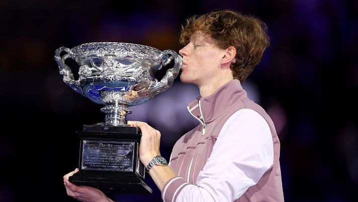 MELBOURNE, AUSTRALIA - JANUARY 28: Jannik Sinner of Italy poses with the Norman Brookes Challenge Cup during the official presentation after their Men's Singles Final match against Daniil Medvedev during the 2024 Australian Open at Melbourne Park on January 28, 2024 in Melbourne, Australia. (Photo by Cameron Spencer/Getty Images) Sinner scrive la storia! Vince l’Australian Open, il Torino gli fa i complimenti - immagine 1